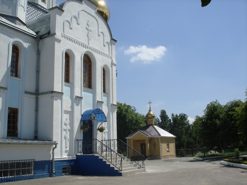 Церковь Успения Пресвятой Богородицы, Ессентукская (Предгорный район, Ставропольский край). архитектурные детали, Один из фасадов церкви Успения Пресвятой Богородицы.
На заднем плане - часовня Святителя Спиридона Тримифунтского, епископа