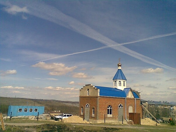 Церковь Благовещения Пресвятой Богородицы, Ясная Поляна (Предгорный район, Ставропольский край). общий вид в ландшафте, Строящийся храм Благовещения Пресвятой Богородицы и временный храм-вагончик, в котором 13 лет проходят Богослужения.