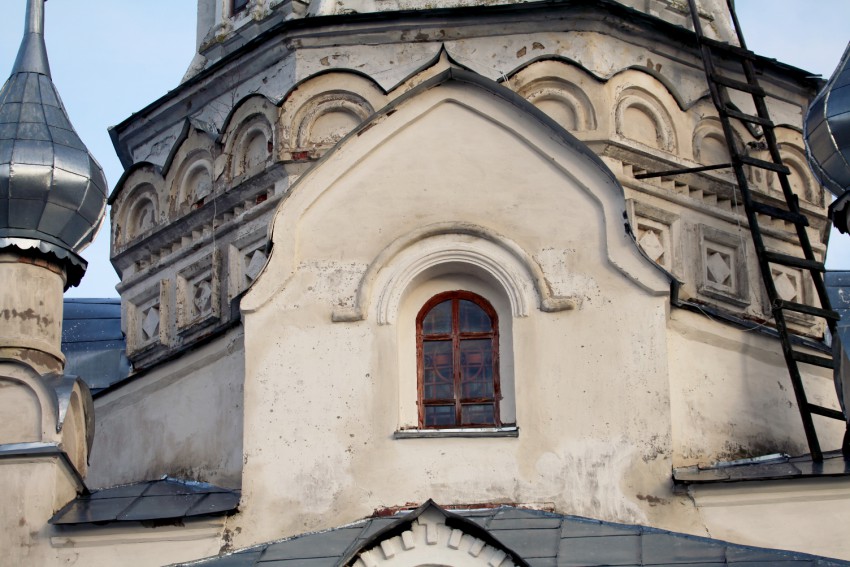 Церковь Николая Чудотворца, Сергиевское (Угличский район, Ярославская область). архитектурные детали, Поклон модерну?