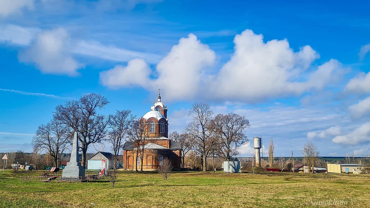 общий вид в ландшафте. Церковь Николая Чудотворца, Верхний Студенец (Задонский район, Липецкая область)