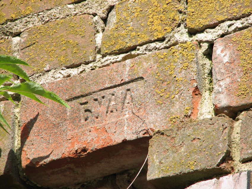 Церковь Успения Пресвятой Богородицы, Зарево (Хиславичский район, Смоленская область). архитектурные детали, Клеймо на кирпичах завода, расположенного в соседнем селе Печерская Буда, из которых сложена церковь