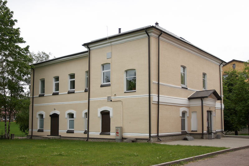 Церковь Владимира равноапостольного при Нарвском Князь-Владимирском Братстве, Нарва (Ида-Вирумаа, Эстония). общий вид в ландшафте, Бывший храм (ныне – стоматологическая поликлиника). Вид со двора (с северо-востока)
