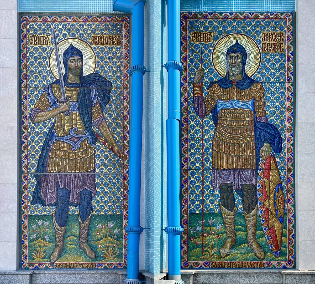 Церковь Казанской иконы Божией Матери, Краснообск (Новосибирский район, Новосибирская область). дополнительная информация, Мозаики при входе