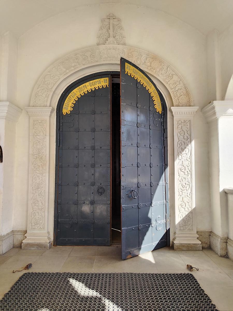 Главный вход в собор, архитектурные детали. Зачатьевский монастырь. Собор Рождества Пресвятой Богородицы (новый), Хамовники (Центральный административный округ (ЦАО), г. Москва)