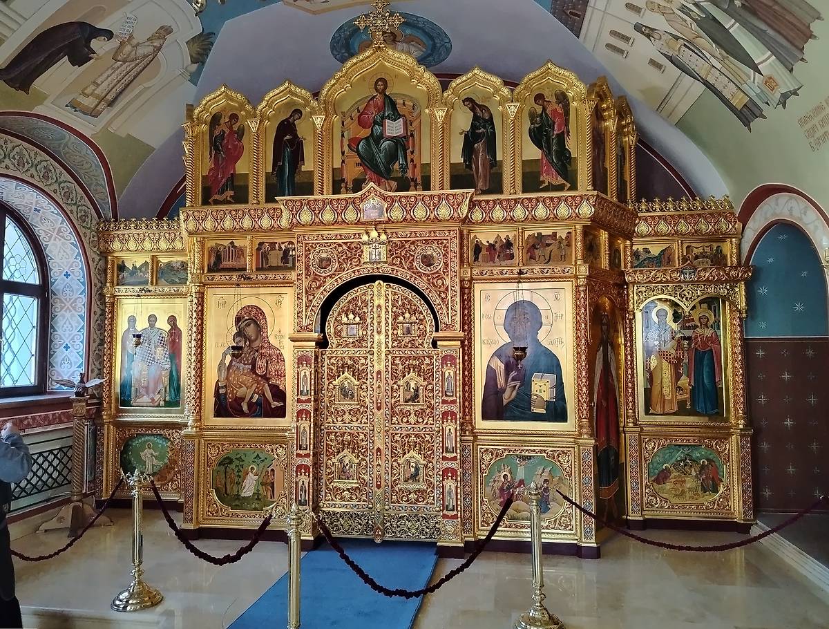 Иконостас придела в честь св. муч. Киприана и муч. Иустины, интерьер и убранство. Зачатьевский монастырь. Собор Рождества Пресвятой Богородицы (новый), Хамовники (Центральный административный округ (ЦАО), г. Москва)