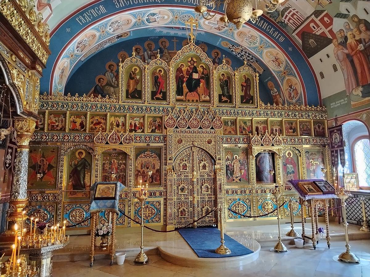 Иконостас придела в честь Казанской иконы Божией Матери, интерьер и убранство. Зачатьевский монастырь. Собор Рождества Пресвятой Богородицы (новый), Хамовники (Центральный административный округ (ЦАО), г. Москва)