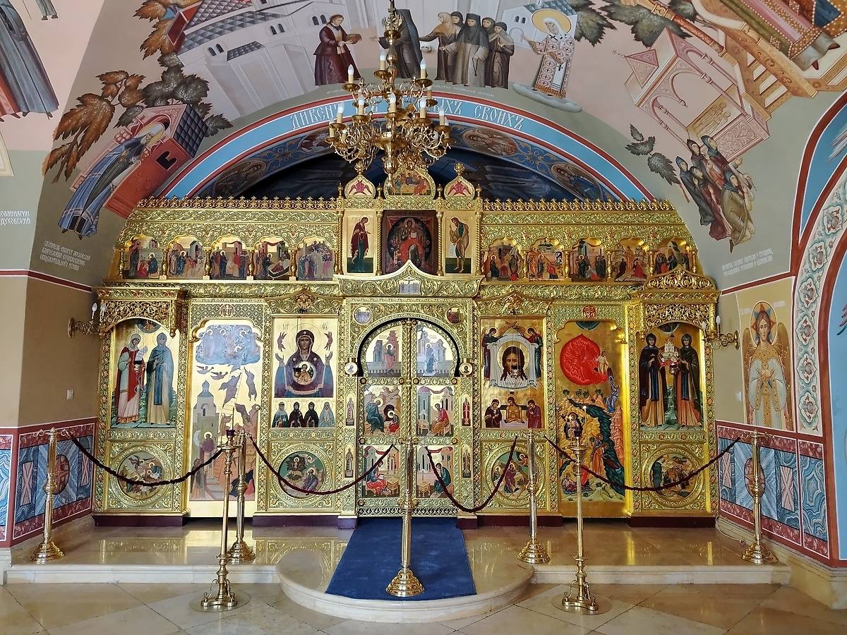 Иконостас придела в честь преп. Иулиании и Евпраксии, интерьер и убранство. Зачатьевский монастырь. Собор Рождества Пресвятой Богородицы (новый), Хамовники (Центральный административный округ (ЦАО), г. Москва)