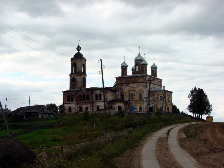 Верхне-Лалье. Церковь Михаила Архангела. общий вид в ландшафте