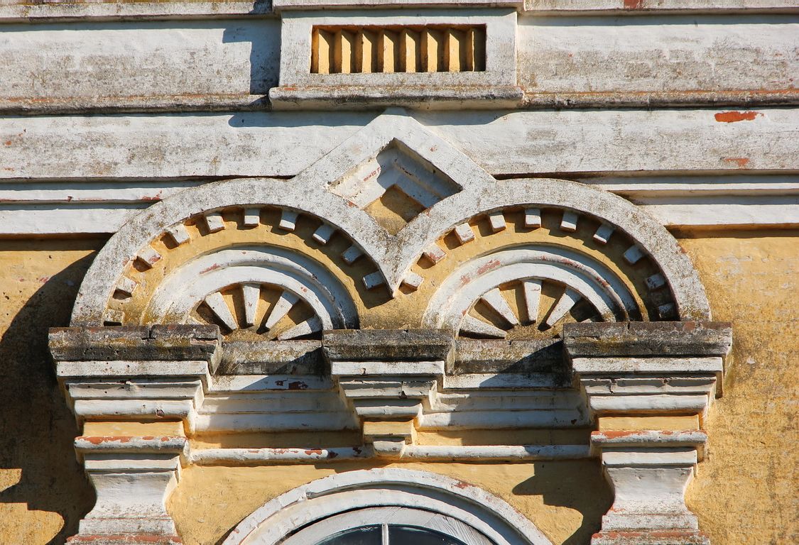Верхне-Лалье. Церковь Михаила Архангела. архитектурные детали, Декор окон храма.