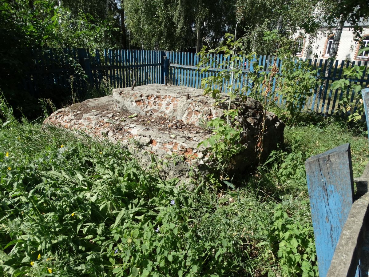 Церковь Покрова Пресвятой Богородицы, Листопадовка (Грибановский район, Воронежская область). дополнительная информация, Останки старого храма, взорванного в 1961 году.