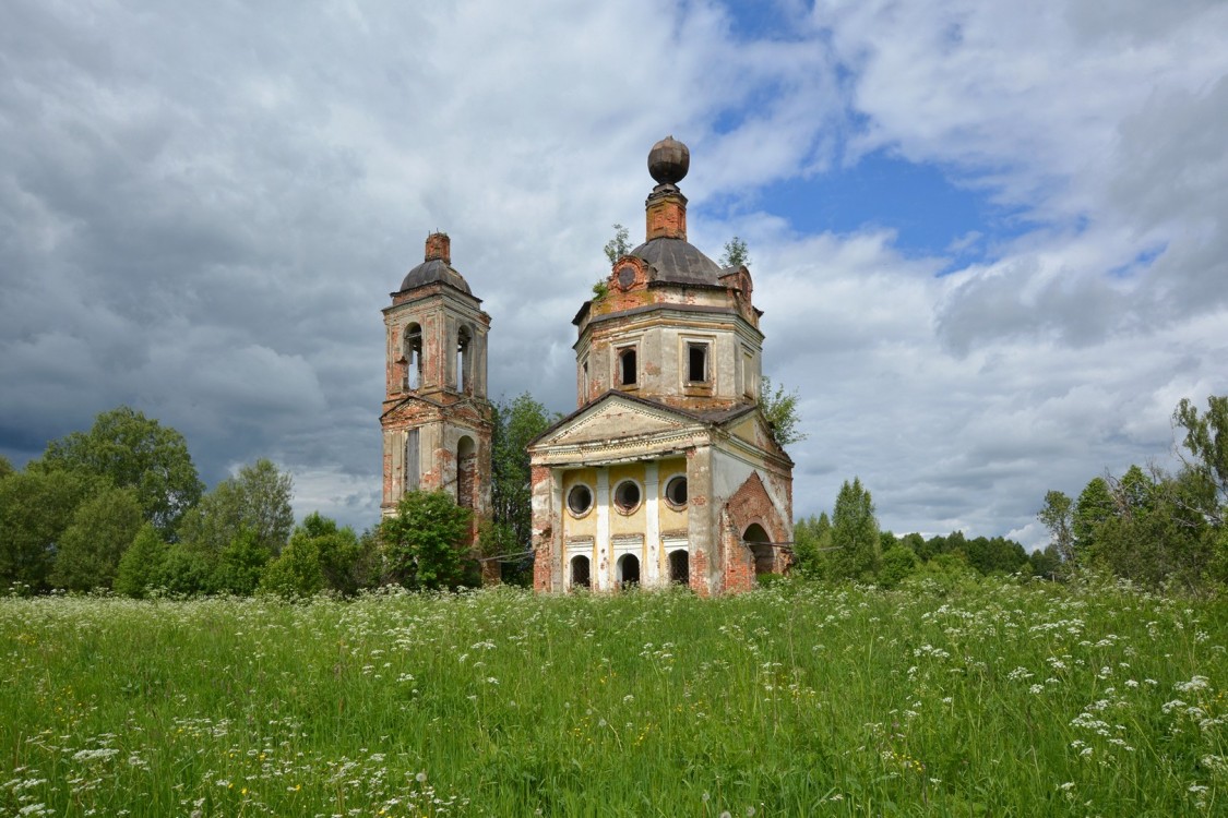 Савинское. Церковь Троицы Живоначальной. общий вид в ландшафте, Вид с юго-востока