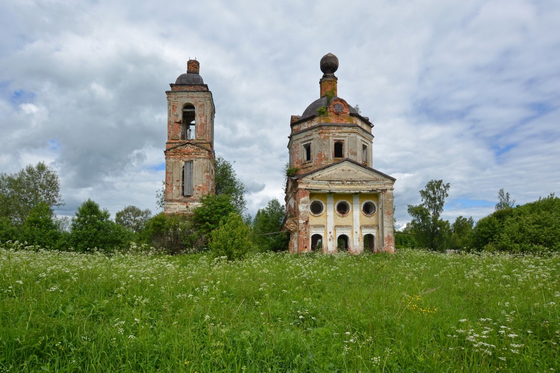Савинское. Церковь Троицы Живоначальной. общий вид в ландшафте, Вид с юга