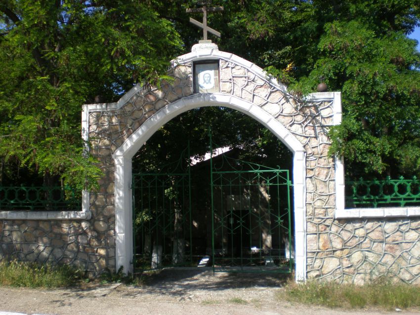 Церковь Сергия Радонежского, Орлиное (Балаклавский район, г. Севастополь). дополнительная информация, Старое здание церкви на выезде из поселка в сторону Севастополя.