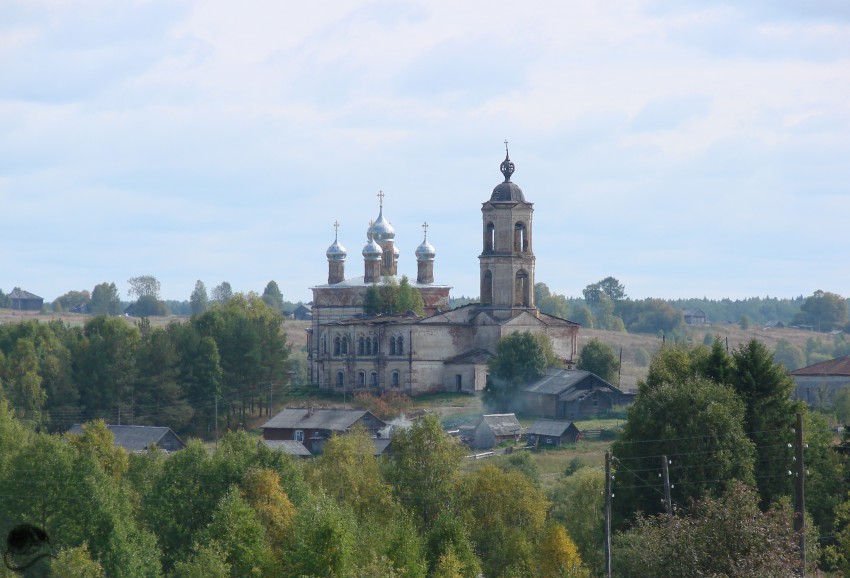 Верхне-Лалье. Церковь Михаила Архангела. общий вид в ландшафте