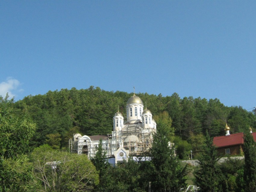 Дагомыс. Церковь Казанской иконы Божией Матери в Дагомысе. общий вид в ландшафте