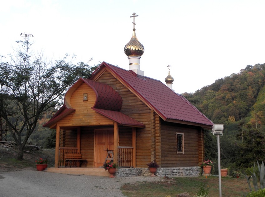 Часовня Николая и Александры, царственных страстотерпцев в Дагомысе, Дагомыс (Сочи, город, Краснодарский край). общий вид в ландшафте