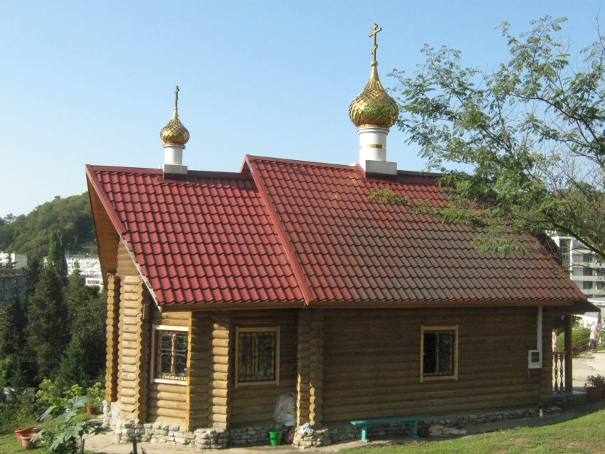 Часовня Николая и Александры, царственных страстотерпцев в Дагомысе, Дагомыс (Сочи, город, Краснодарский край). общий вид в ландшафте