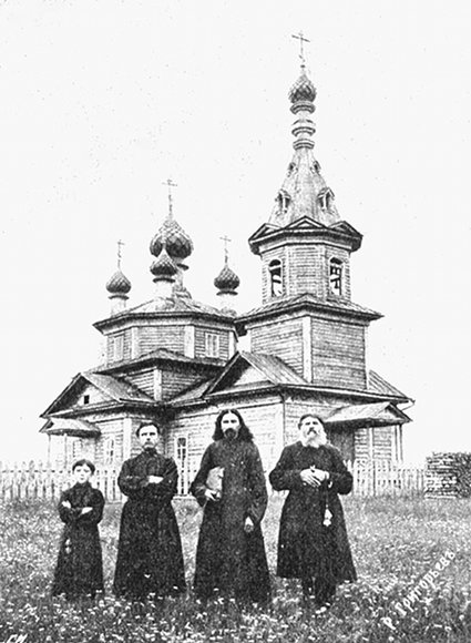 Церковь Покрова Пресвятой Богородицы, Вишня (Лухский район, Ивановская область). архивная фотография, Церковь во имя Покрова Пресвятой Богородицы. (В середине священник о.Никита Староверов, влево от него - крестьянин И.Л. Чернышев, вправо - уставщик и сын священника). с. Вишни Шевалдовской волости Кинешемского уезда, 22 июля 1912 г.