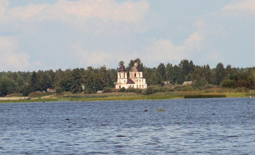 Вогнема. Церковь Рождества Пресвятой Богородицы. общий вид в ландшафте