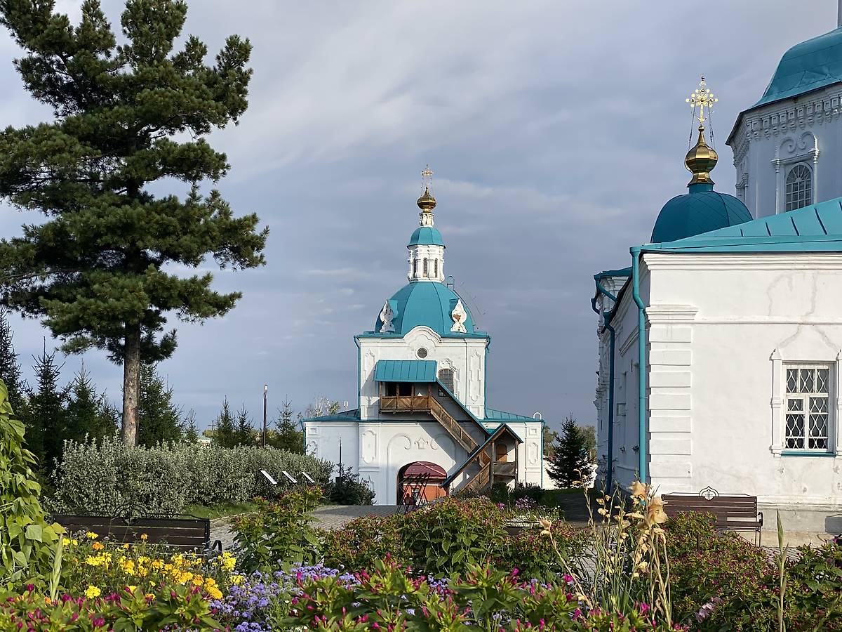Вдали надвратная церковь, справа собор, фасады. Спасо-Преображенский монастырь, Енисейск (Енисейский район и г. Енисейск, Красноярский край)