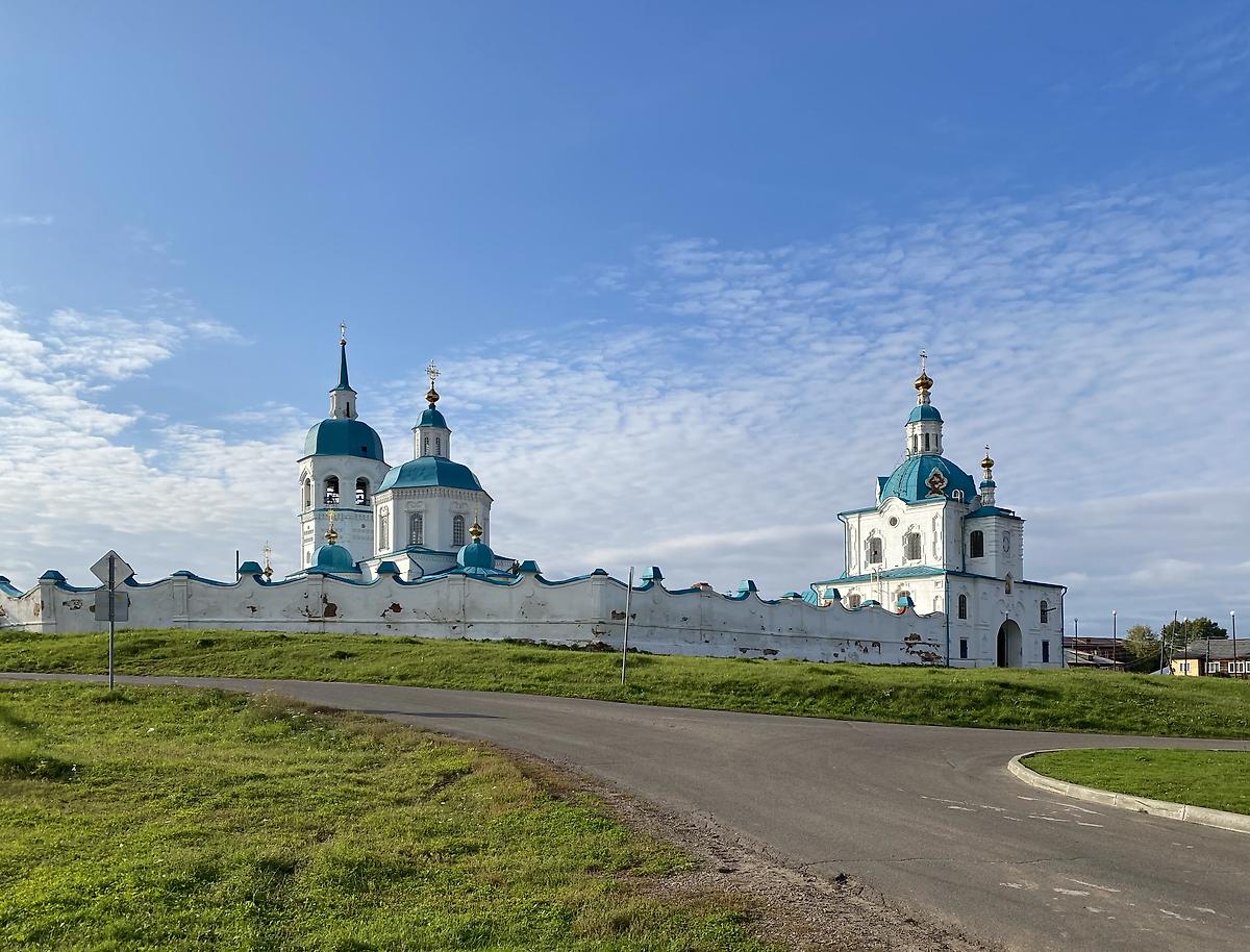 Вид с площади, фасады. Спасо-Преображенский монастырь, Енисейск (Енисейский район и г. Енисейск, Красноярский край)