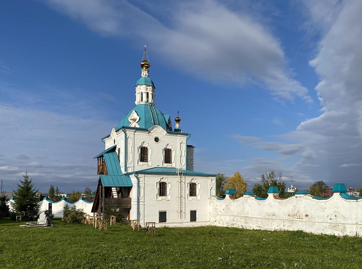 Вид с юга, общий вид в ландшафте. Спасо-Преображенский монастырь. Церковь Захарии и Елисаветы, Енисейск (Енисейский район и г. Енисейск, Красноярский край)