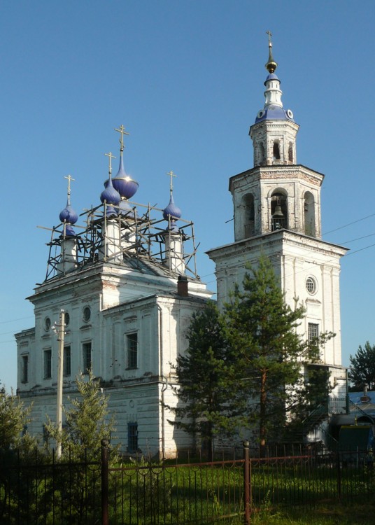 Петровское. Церковь Троицы Живоначальной. общий вид в ландшафте