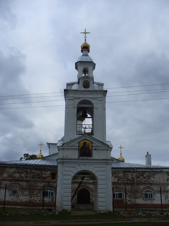 Церковь Рождества Христова, Три Озера (Спасский район, Республика Татарстан). фасады, Отдельностоящая колокольня и церковь за ней.