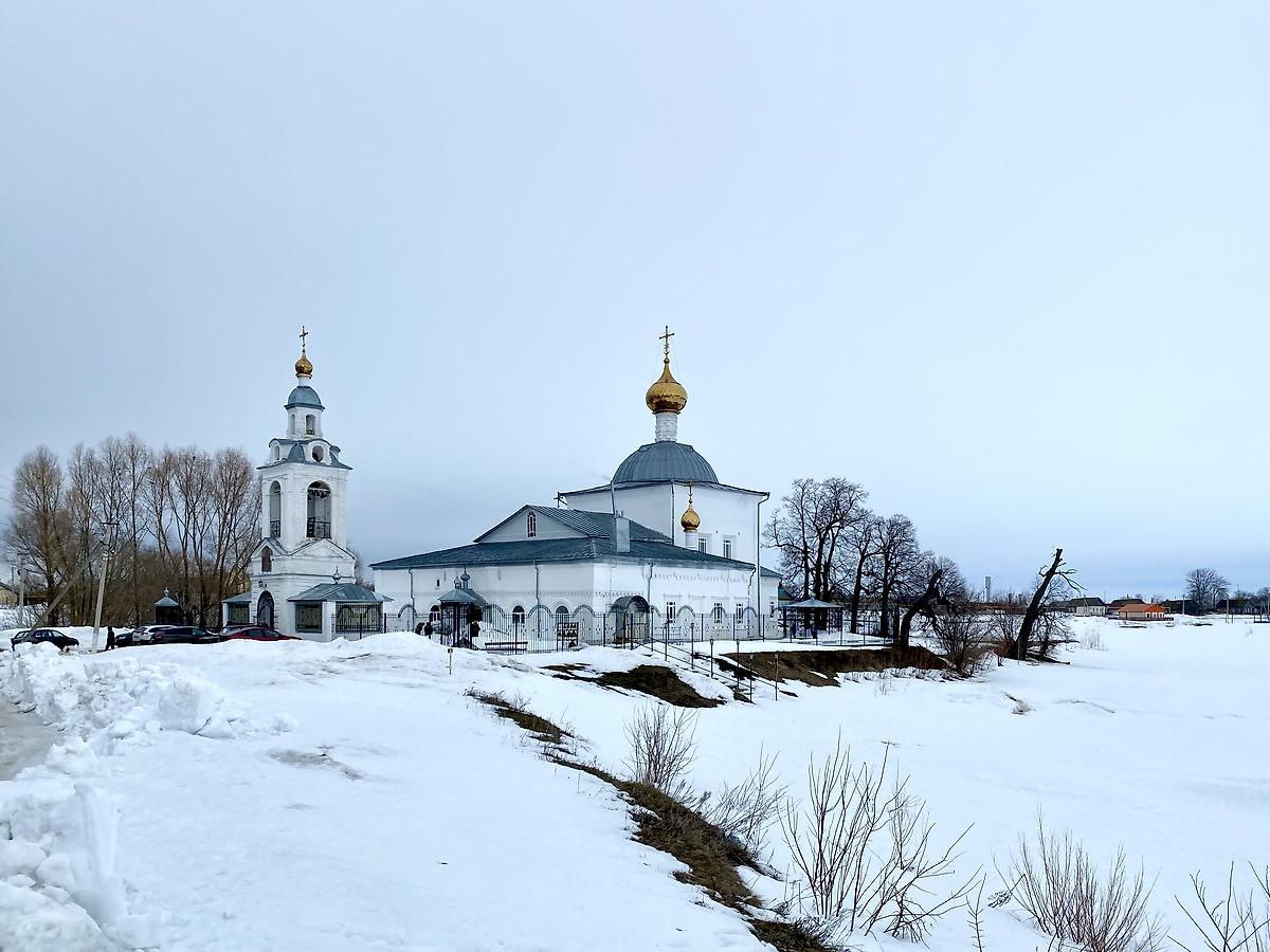 Общий вид с юго-запада, общий вид в ландшафте. Церковь Рождества Христова, Три Озера (Спасский район, Республика Татарстан)