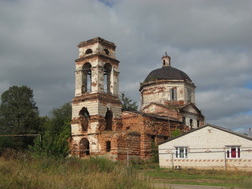 Яковлево. Церковь Николая Чудотворца. общий вид в ландшафте, Вид с юго-запада