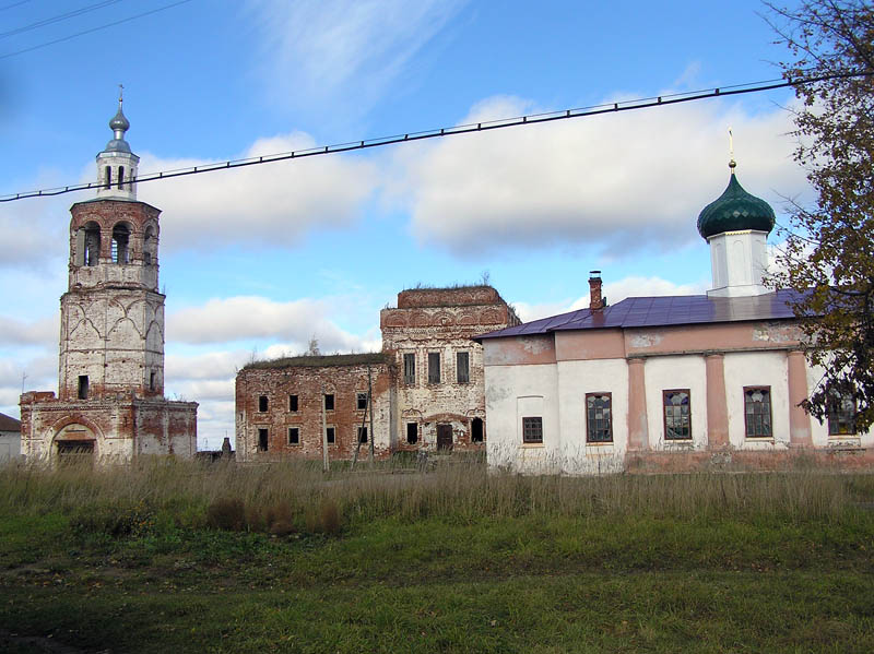 Храмовый комплекс. Церкви Воскресения Христова и Николая Чудотворца, Воскресенское (Лежневский район, Ивановская область). общий вид в ландшафте, На заднем плане - Воскресенская церковь