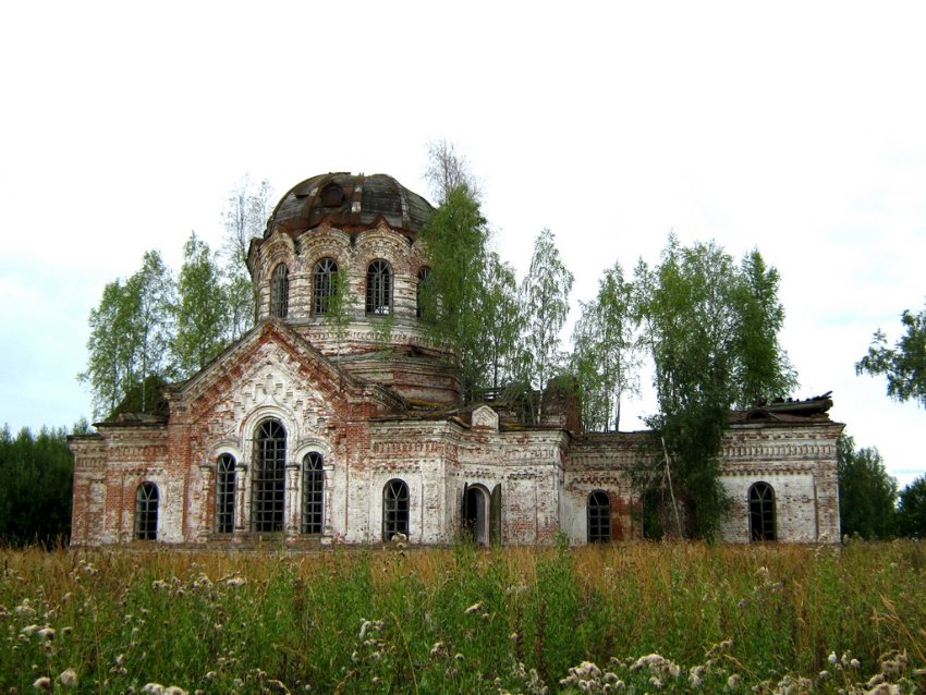 Вагино, урочище. Церковь Троицы Живоначальной. общий вид в ландшафте, Фото сделано при сплаве по р.Вятки Нагорск - Летский рейд. От Вятки к храму идёт колея. На берегу р.Вятки в месте выхода стоит памятный крест часовни Трифона Вятского.