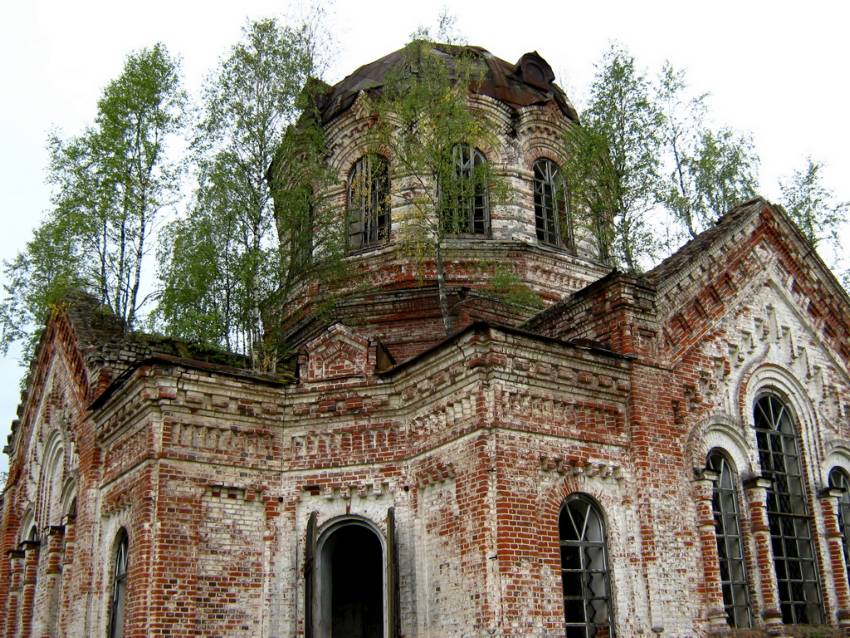 Церковь Троицы Живоначальной, Вагино, урочище (Белохолуницкий район, Кировская область). фасады, Троицкая церковь вблизи.