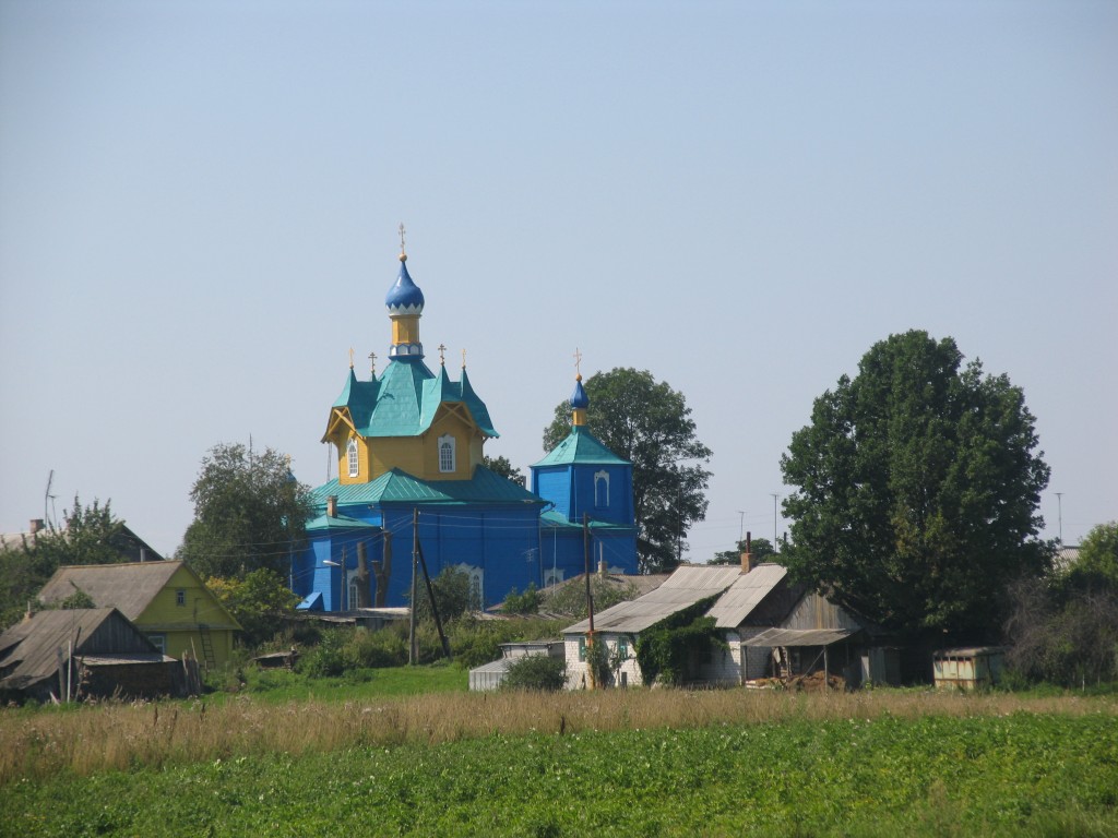 Шарковщина. Церковь Успения Пресвятой Богородицы. общий вид в ландшафте