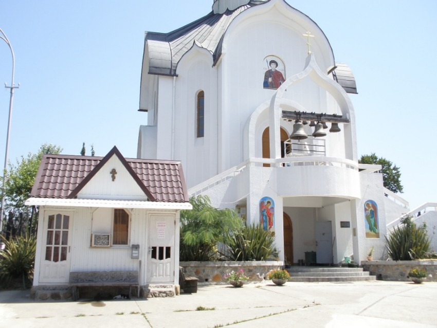 Сочи. Церковь Успения Пресвятой Богородицы. фасады, Слева - церковная лавка, справа - Успенский храм