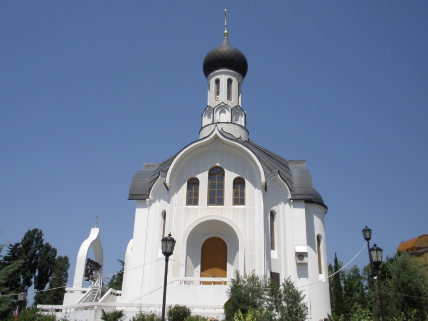 Сочи. Церковь Успения Пресвятой Богородицы. общий вид в ландшафте, Вид с юга