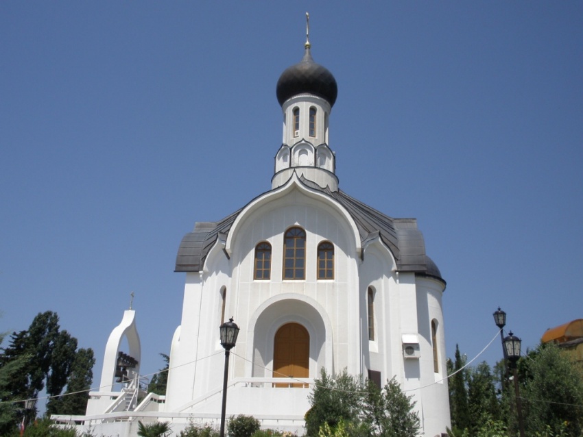 Церковь Успения Пресвятой Богородицы, Сочи (Сочи, город, Краснодарский край). общий вид в ландшафте, Вид с юга