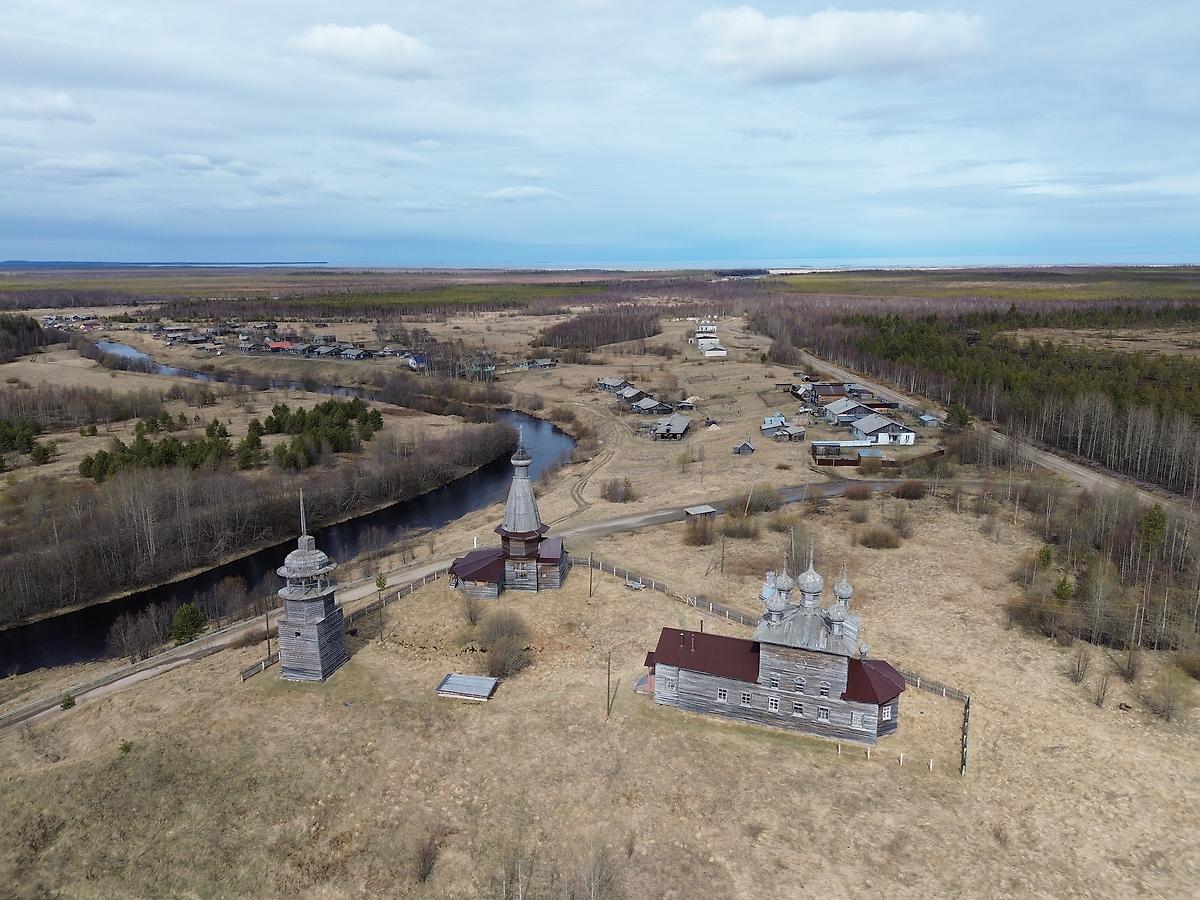 общий вид в ландшафте. Храмовый комплекс Малошуйского погоста, Абрамовская (Малошуйка) (Онежский район, Архангельская область)