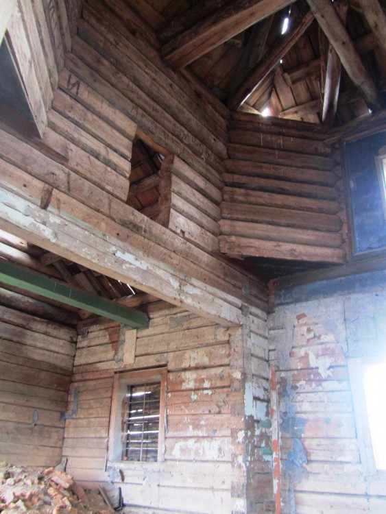 Церковь Успения Пресвятой Богородицы, Корельское (Онежский район, Архангельская область). интерьер и убранство, храмовая часть, вид сквозь северное окно