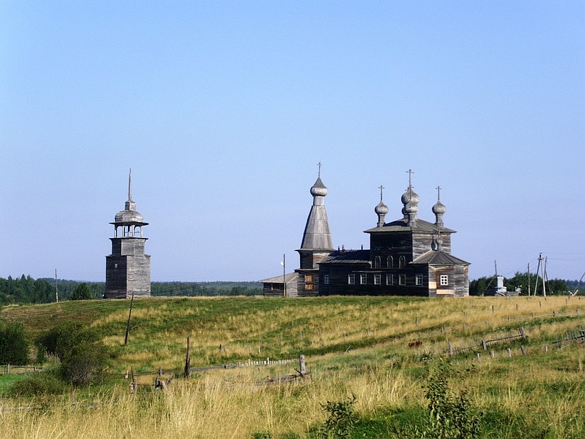 Храмовый комплекс Малошуйского погоста, Абрамовская (Малошуйка) (Онежский район, Архангельская область). общий вид в ландшафте, вид с юго-востока