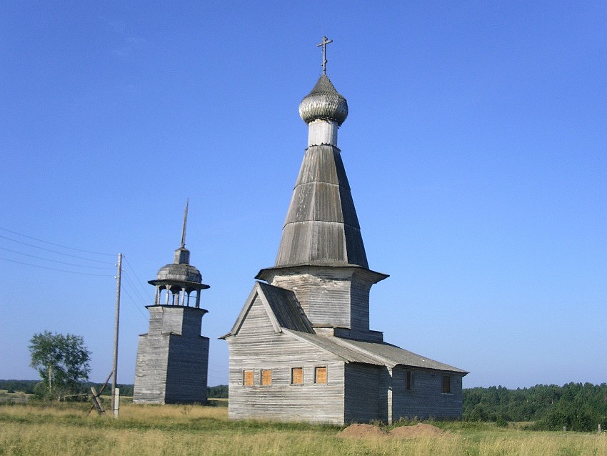 Храмовый комплекс Малошуйского погоста, Абрамовская (Малошуйка) (Онежский район, Архангельская область). фасады, Никольская церковь и колокольня, вид с северо-востока