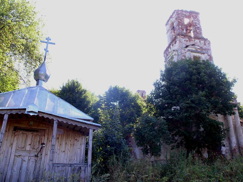 Часовня Параскевы Пятницы и Неониллы Мученицы, Каменка (Локнянский район, Псковская область). общий вид в ландшафте