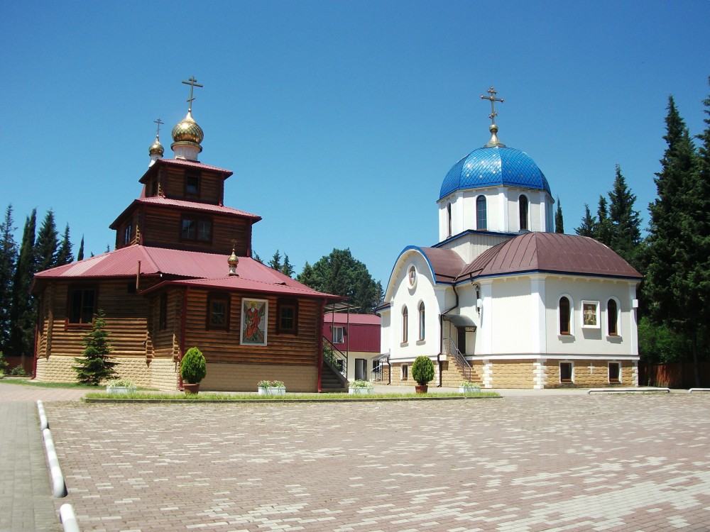 Сочи. Церковь Матроны Московской в Заречном. фасады, слева церковь Андрея Первозванного