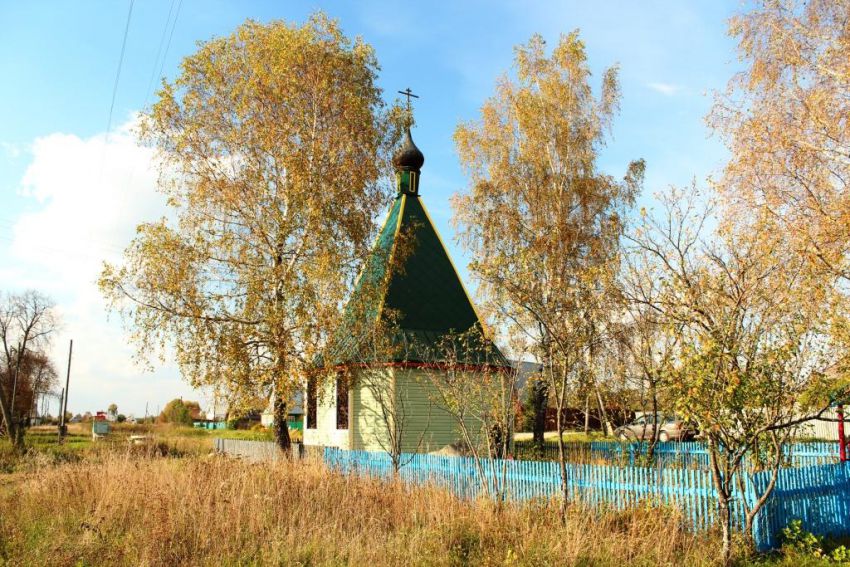 Зеленцино. Часовня Троицы Живоначальной. фасады, Вид с юго-востока. С восточной стороны часовни находится мемориал погибшим воинам.