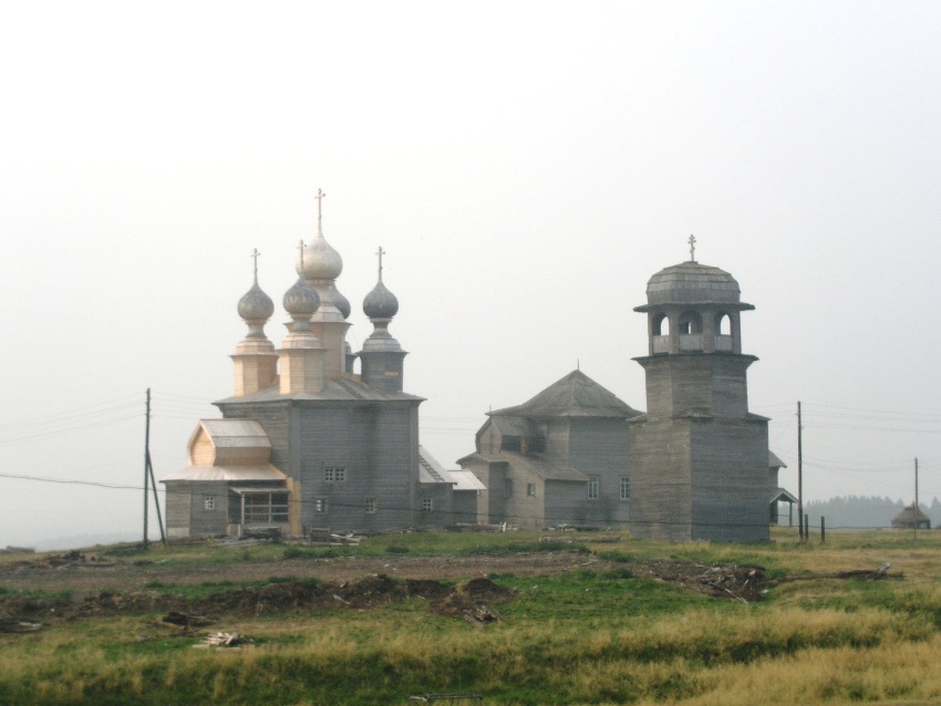 Храмовый комплекс Ворзогорского погоста, Кондратьевское (Ворзогоры) (Онежский район, Архангельская область). фасады, Вид с северо-востока. Слева направо: Никольская церковь, Введенская церковь, колокольня