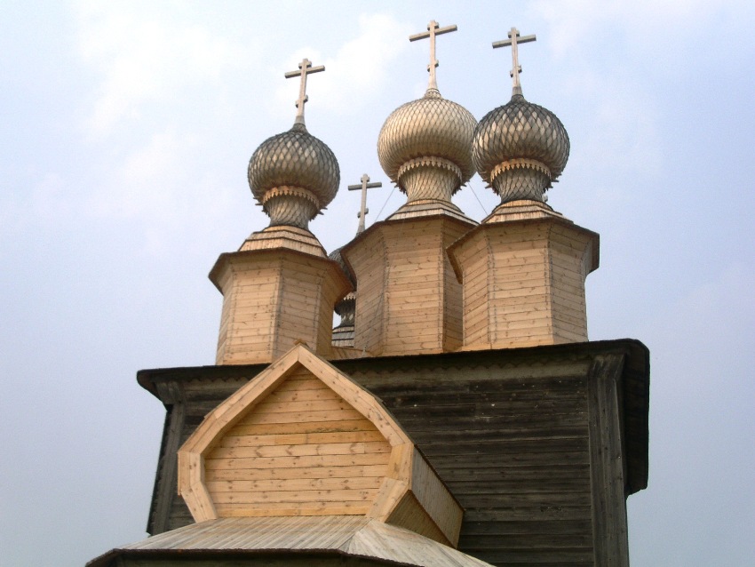 Церковь Николая Чудотворца, Кондратьевское (Ворзогоры) (Онежский район, Архангельская область). архитектурные детали, восстановлены центральная и две восточные главы пятиглавия, алтарная кровля и бочка