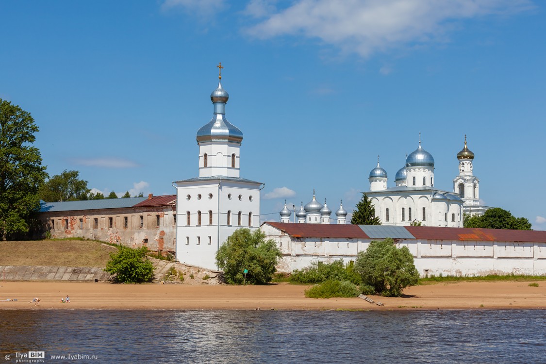 Юрьево. Юрьев мужской монастырь. Церковь Михаила Архангела. общий вид в ландшафте