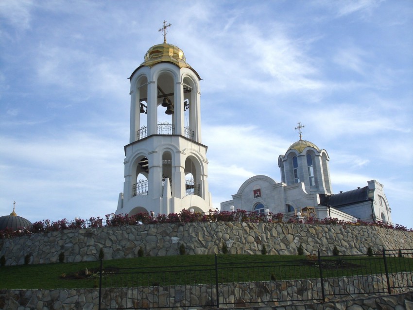 Георгиевский женский монастырь, Ессентуки (Ессентуки, город, Ставропольский край). фасады, Колокольня и храм монастыря