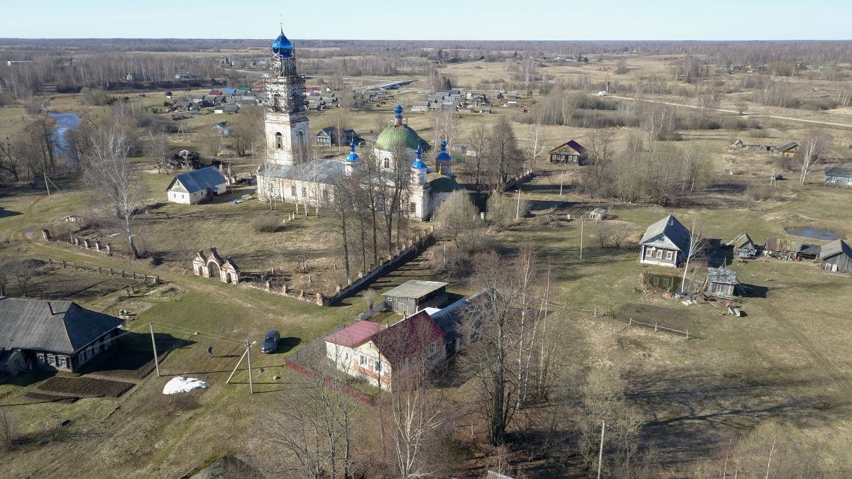 Церковь Владимирской иконы Божией Матери, Харинское (Мышкинский район, Ярославская область). общий вид в ландшафте