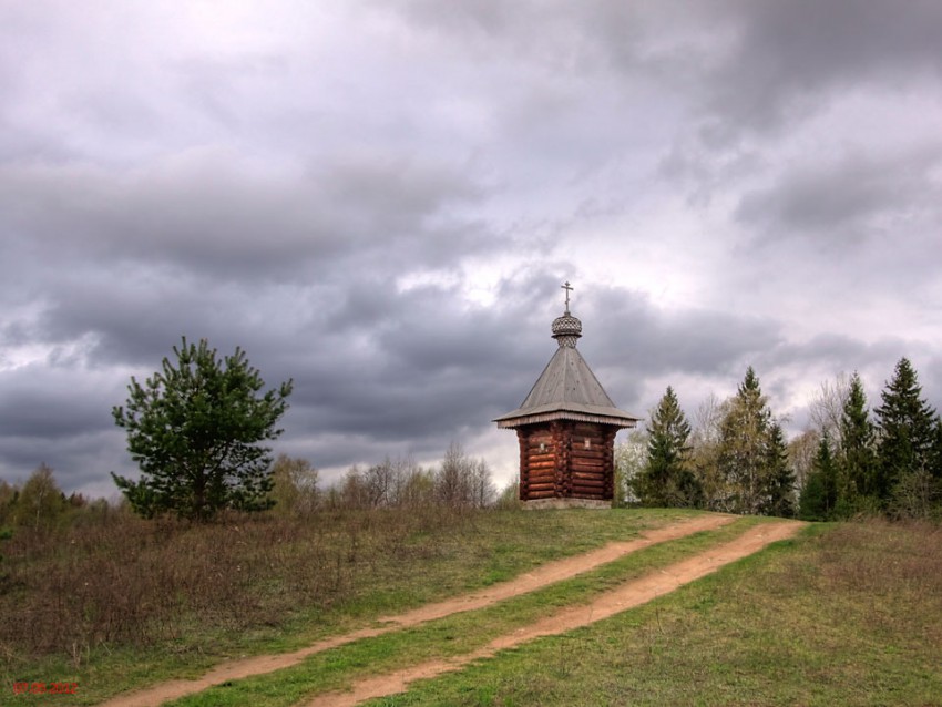 Новинка (Стерженский погост). Часовня Германа Столобенского. общий вид в ландшафте